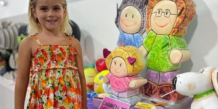ESPAÑA- Carmen, la niña que ejemplifica la gestación subrogada, visita su versión en ‘ninot’ premiado